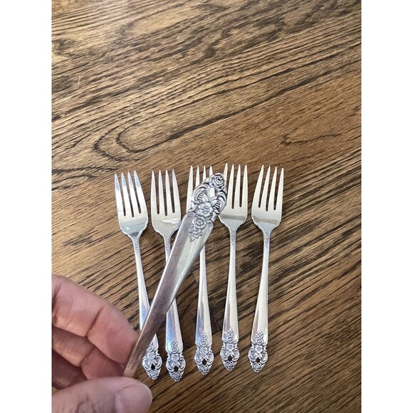 Set of 6 Distinction Onieda 6-1/2" Salad Forks Silverplate 1951 - Picture 4 of 8